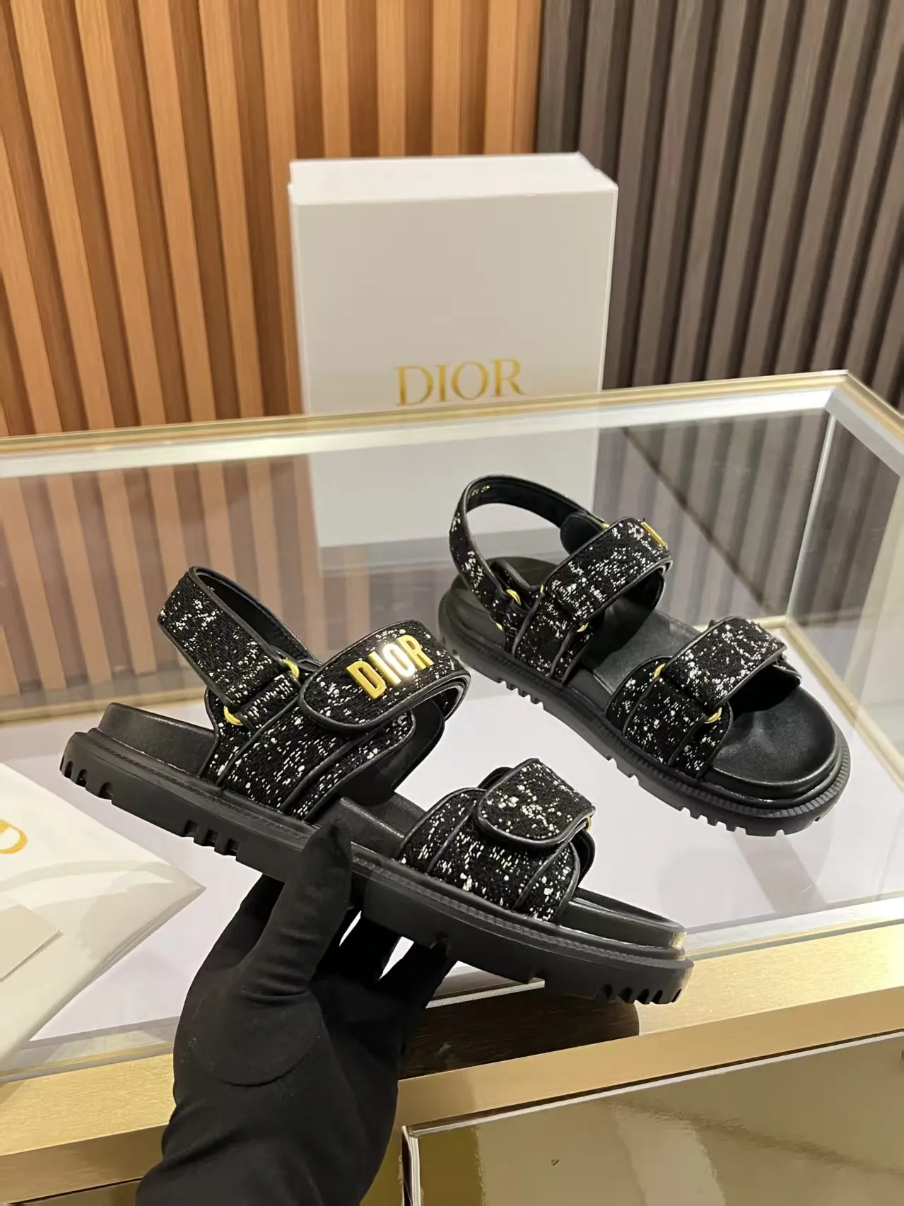 👟👟Ex-factory price 480👟👟 Dior classic popular sandals Step into the fashion territory of Dior slippers and encounter the ultimate fusion of elegance and comfort. The upper is engraved with the Christian Dior Paris logo using exquisite embroidery technology. The delicate stitching tells the brand's profound heritage and is fully recognizable.   Made of high-quality materials, it feels soft and fits your feet, as if it is a gentle care tailor-made for your feet. The sole is carefully designed and engraved with Christian Dior's lucky star symbol. It is not only a beautiful embellishment, but also provides reliable grip, making every step steady and secure.   It has a simple design and is easy to put on and take off. Whether it is a lazy weekend or a pleasant vacation, it can be easily adapted. Whether paired with casual shorts, casual jeans, or an elegant dress, Dior slippers can instantly enhance the overall style and show a casual fashion attitude.   Dior slippers, in the name of fashion, inject luxurious charm into your life and accompany you with every step you take with confidence and elegance. Material: Fine genuine cowhide upper, outsole, TPR, non-slip and wear-resistant, code number: 35-41 (42 customized)